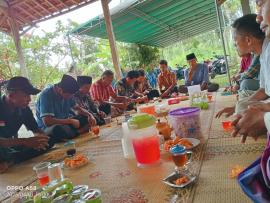 Pamong Kalurahan Pengkol Lakukan Kunjungan Halal Bihalal ke Rumah Bapak Lurah